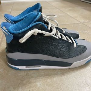 Youth Jordan’s. Very gently used condition. No box. Size 6.5Y